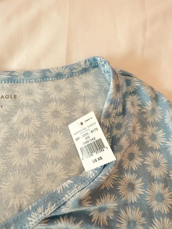 American Eagle Soft & Sexy Blue Floral V-Neck T-Shirt Size XS - Image 4