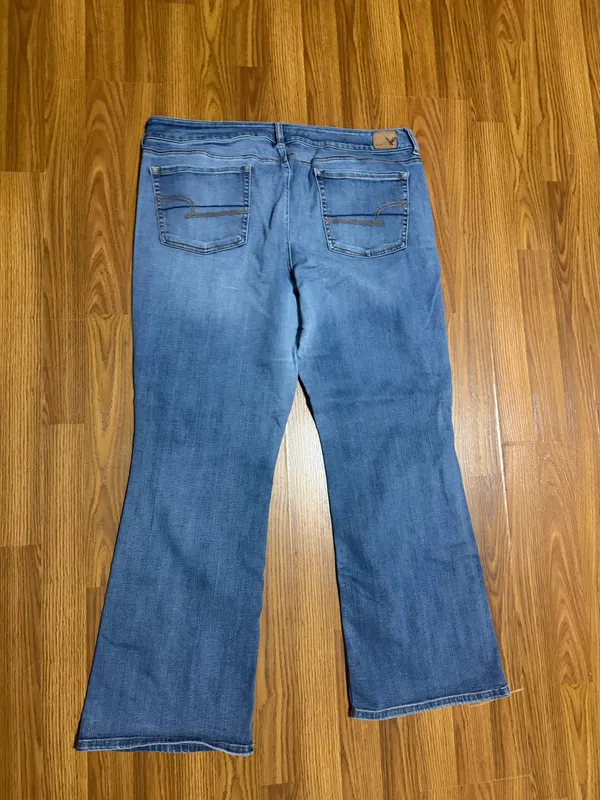 American Eagle Favorite Boyfriend Mid Rise Bootcut Medium Wash Jeans Size 18. - Image 3