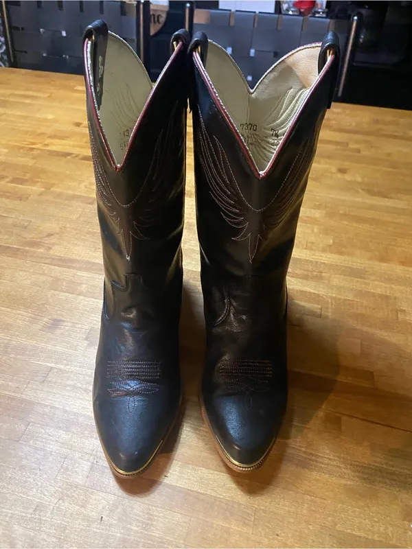 dingo Black Leather Western Heeled Boots with Tan Stacked Heel - Image 5