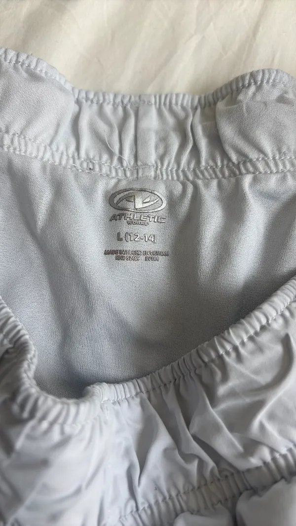 white athletic shorts with pockets Size L - Image 3