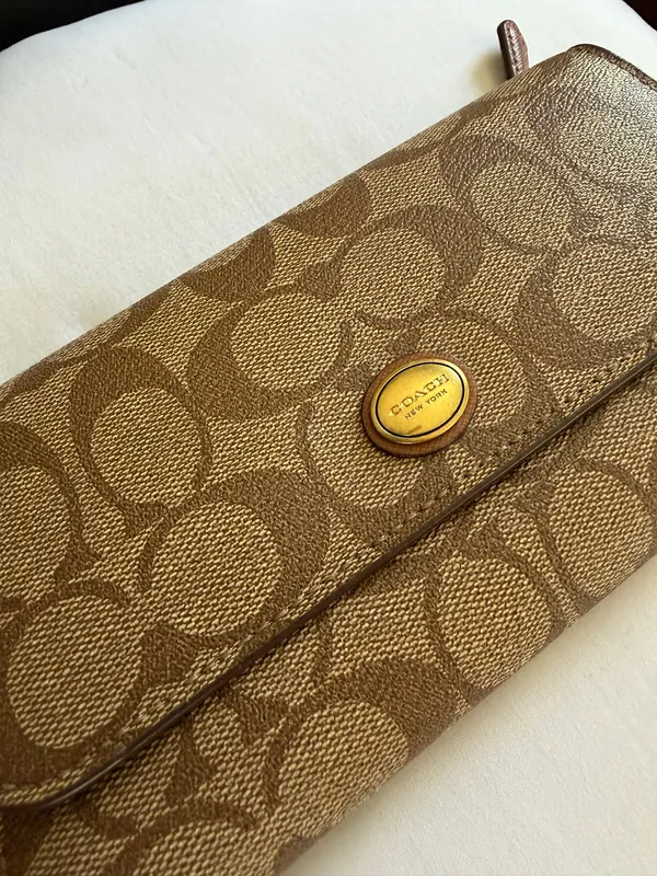 Coach Tan Signature Brown Wallet With Gold Accent 🩷 - Image 4