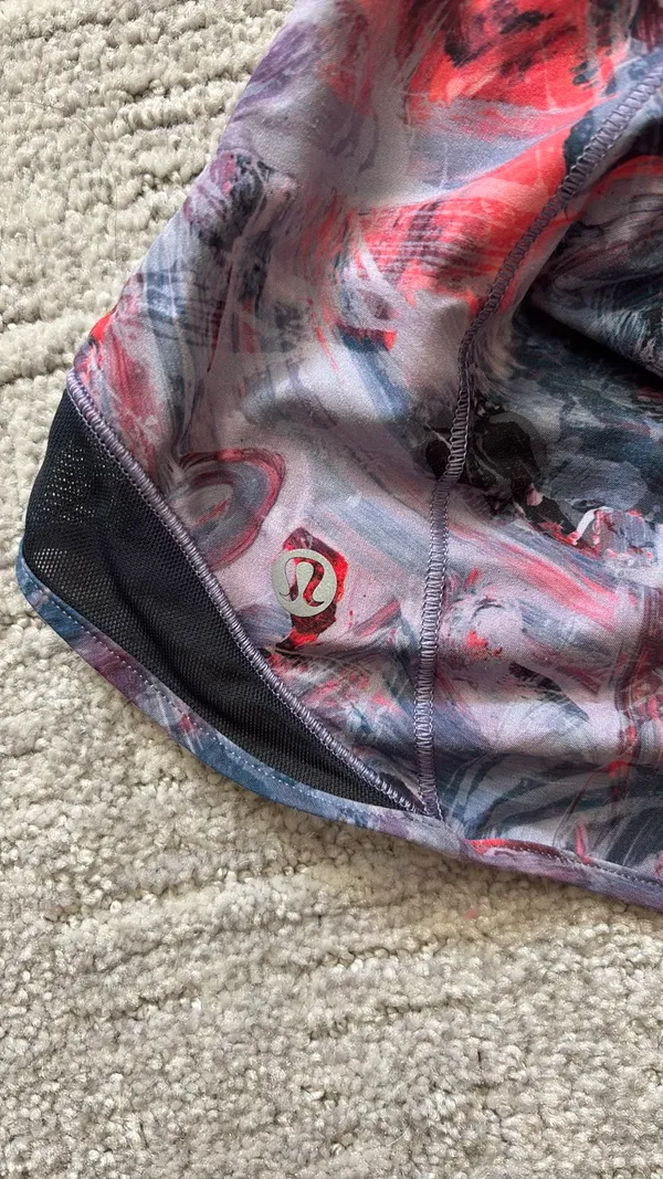 Lululemon Shorts Hotty Hot 2.5" Low-Rise 6 - Image 4