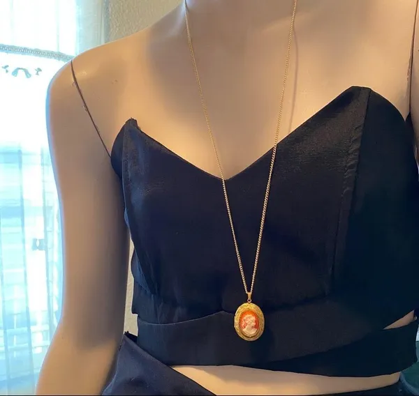 Vintage Gold tone Cameo Locket Necklace - Image 10