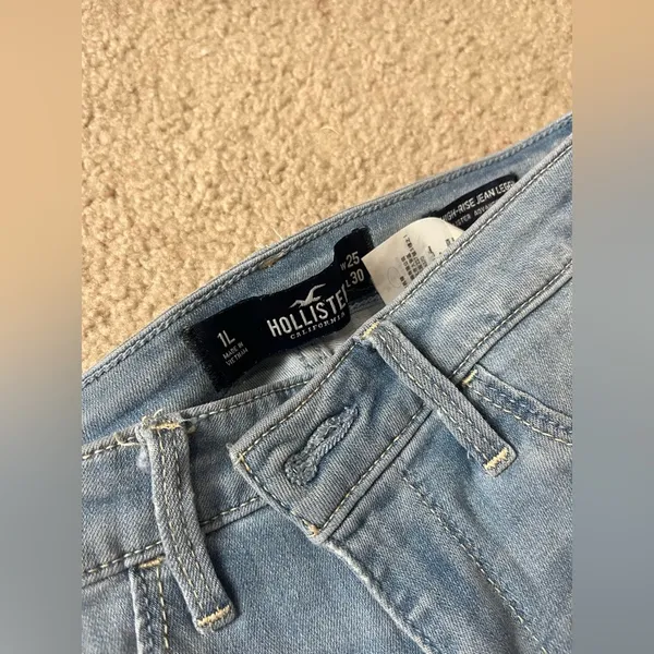 Hollister light wash jeggings - Image 3