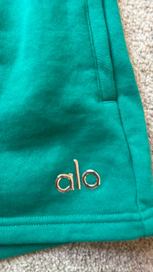 Alo Yoga Accolade Shorts Green - Image 3