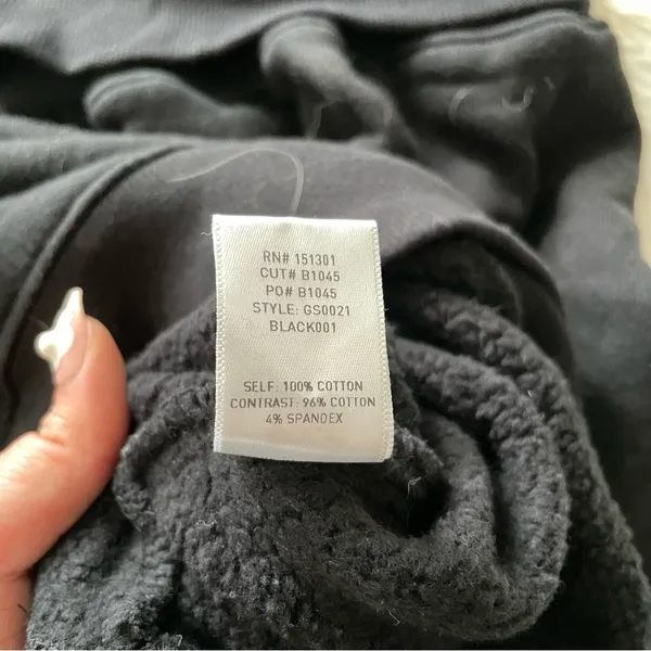 Good American black off the shoulder sweatshirt - Image 3