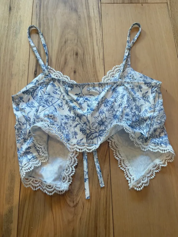 SHEIN Soleia Blue White Floral Lace Trim Tie Front Crop Top XS - Image 2