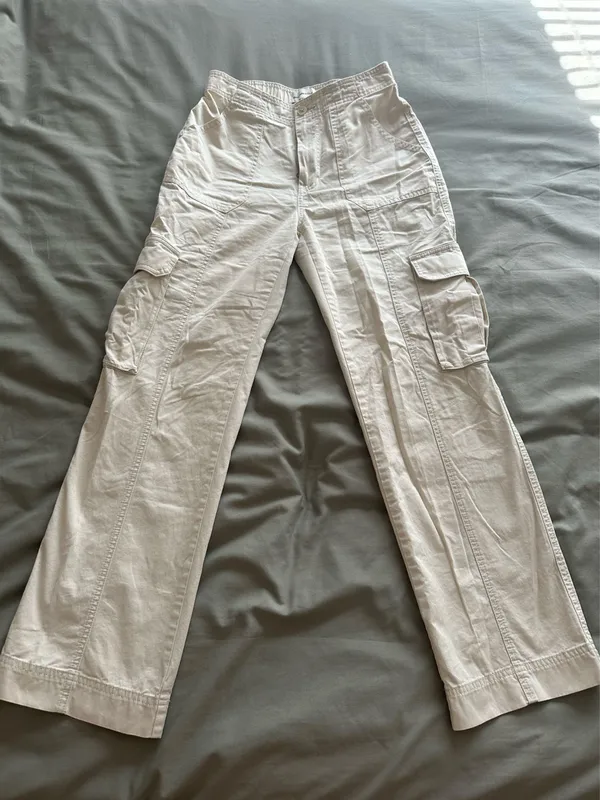Abercrombie Women's Cream Relaxed Cargo Pants - Image 4