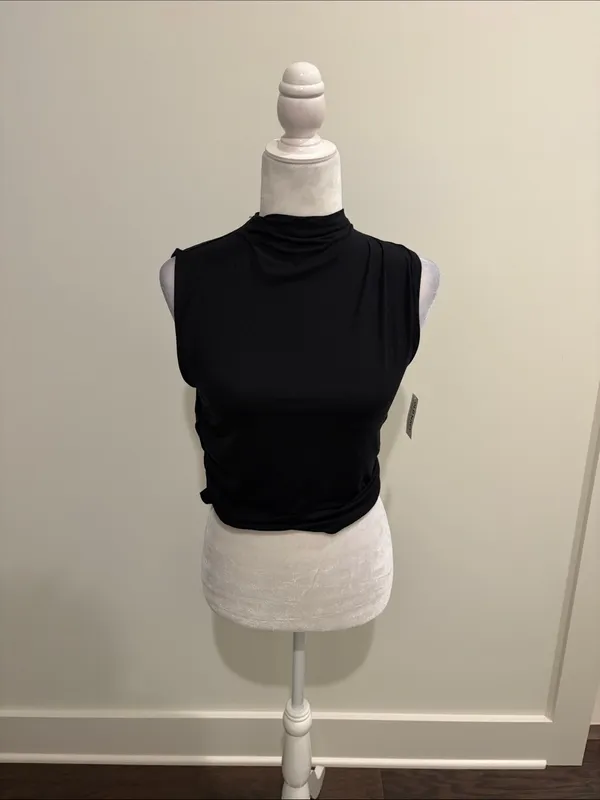 New with Tags Old Navy Fitted Mock Neck Cropped Top Sz M - Image 2