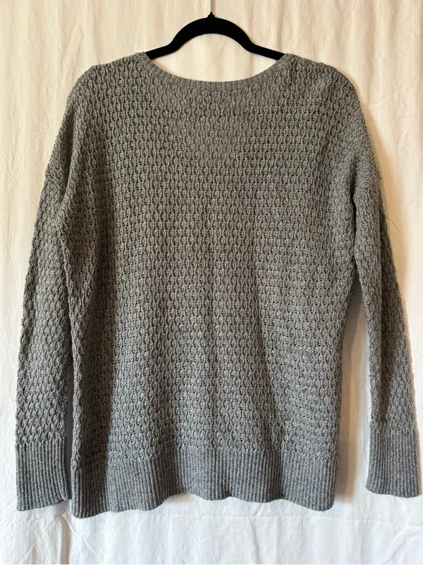 American Eagle Gray Textured Knit V‑Neck Sweater – Medium - Image 2