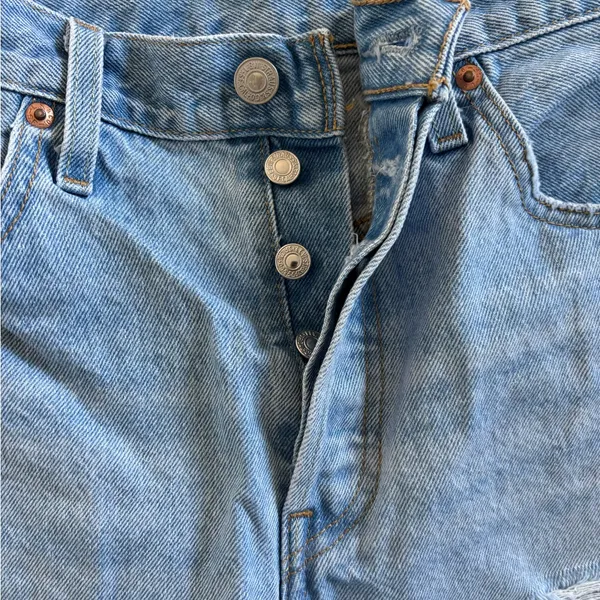Levi's Women’s distressed shorts - Image 3