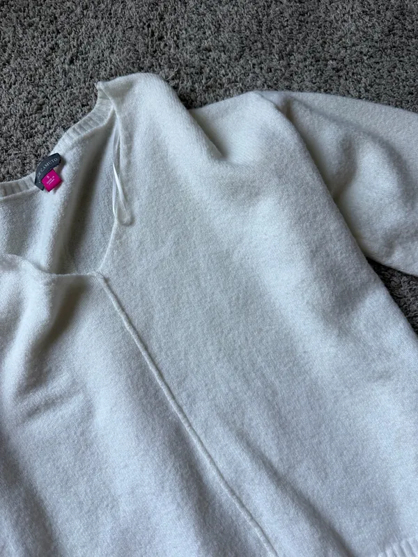Boutique Women’s White Sweater Size Small V Neck - Image 4