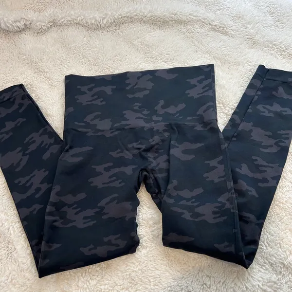 Spanx Womens Seamless HR Slimming Camo Print Leggings Sz XL Casual Teacher Emo - Image 2