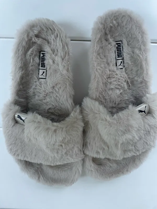 Puma Leadcat Fuzzy Slides, Size 5, EUC - Image 2