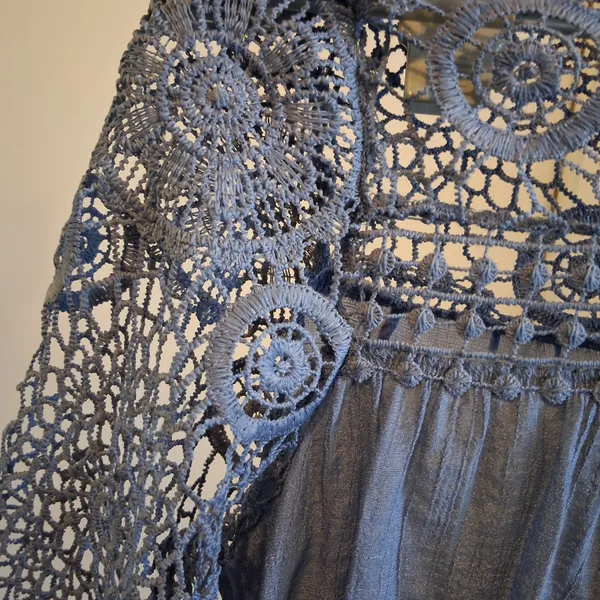 NEW Indigo Rose Delicate Dusty Blue Crochet Women's Top 3/4 Sleeves size Small - Image 7