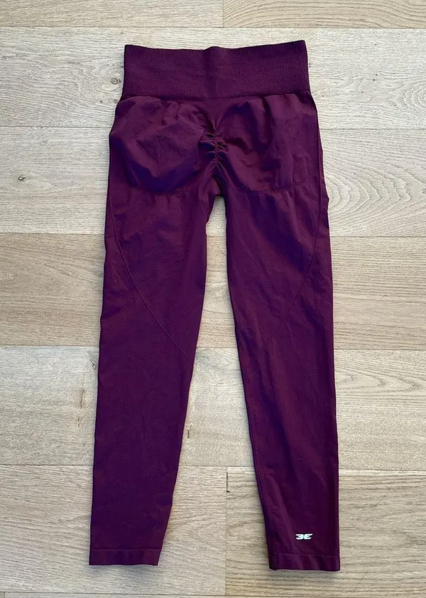 Elite Eleven - Seamless High Waist Scrunch Back Leggings in Cherry Cola Burgandy - Image 3