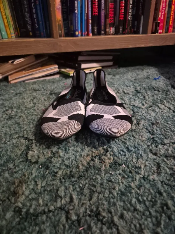 Skechers Cleo Flats Size 8 - Image 2