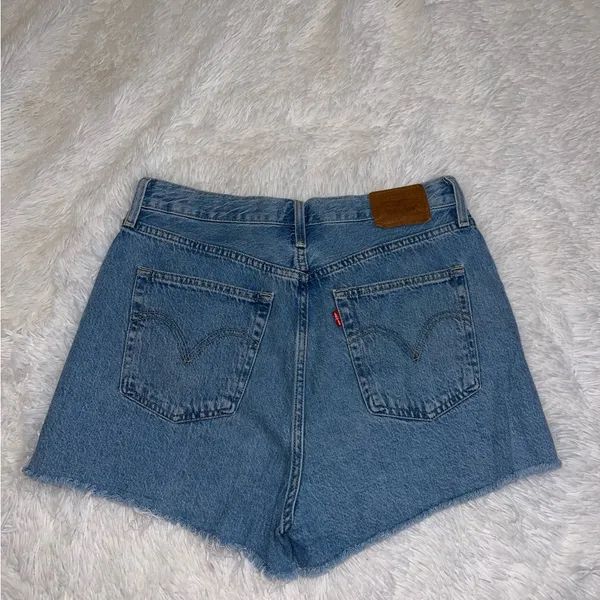Levi’s Ribcage Light Wash Shorts size 33 - Image 3