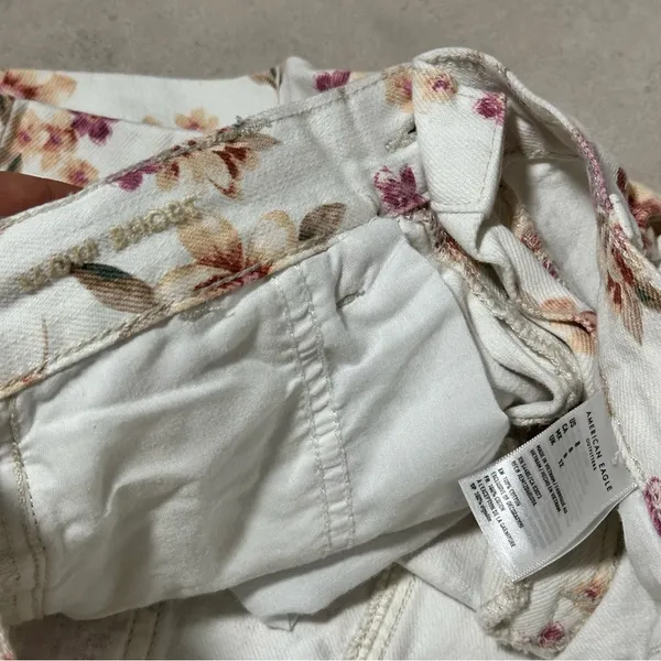 American Eagle‎ White Denim Floral Print Women's Casual Mom Shorts size 8 - Image 7