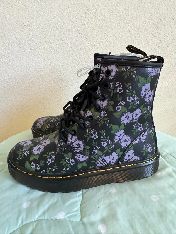 NEW Dr. Martens Zavala boots feature a black "Primrose Floral" Womens size 5 - Image 3