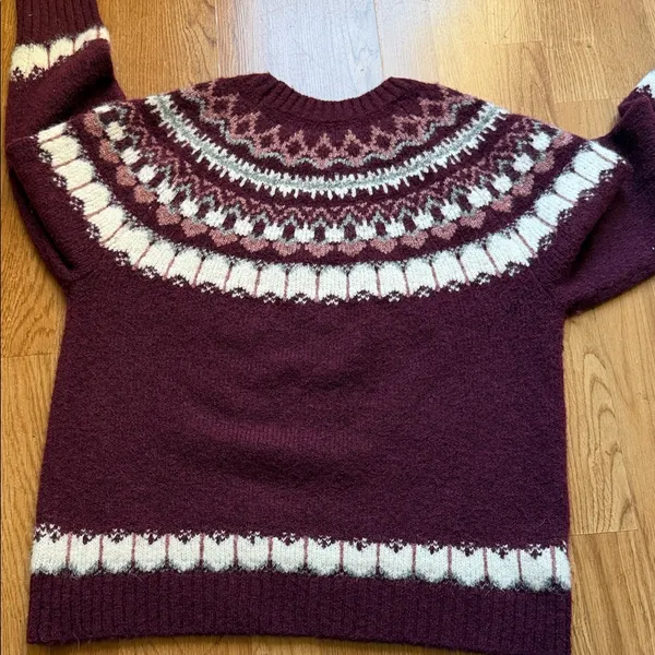 Elegant Burgundy and White Knit Sweater - Image 2