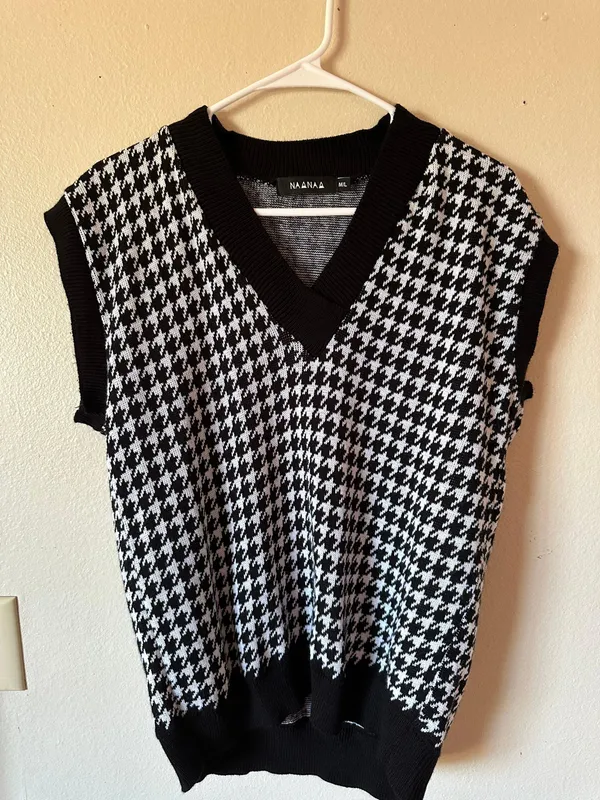 Black and White Sweater Vest Size M - Image 2