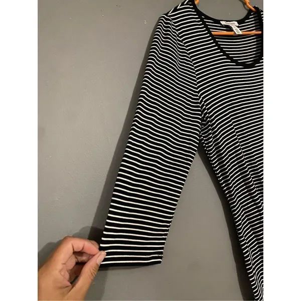 White House Black Market Black And White Curve Hem Long Sleeve Dress Size M - Image 3