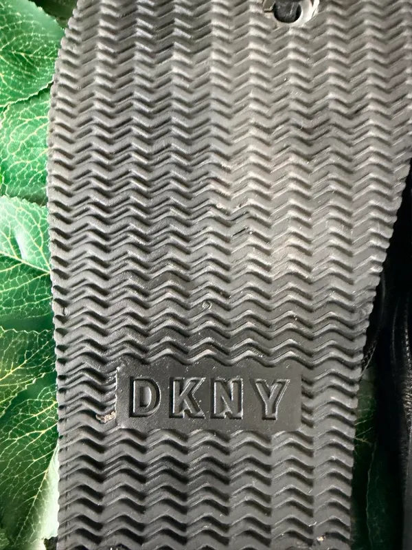 DKNY black leather flip flops #summer #designer - Image 3