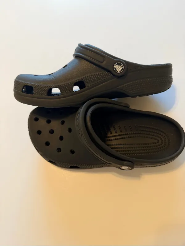 Crocs clogs perforated lightweight black, unisex, size 8 Women's/6 Men's - Image 6