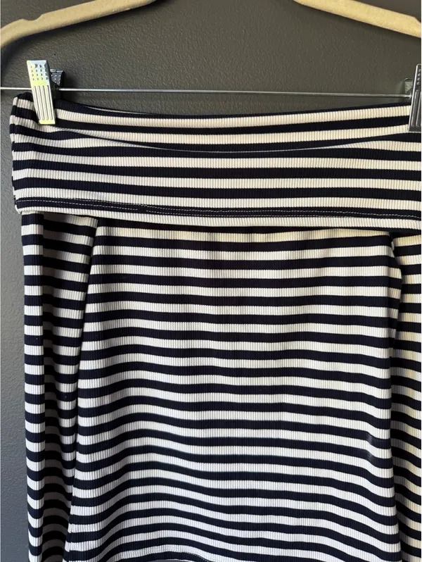 Oak & Trellis XS Black and White Striped Off-Shoulder Long Sleeve Top - Image 8