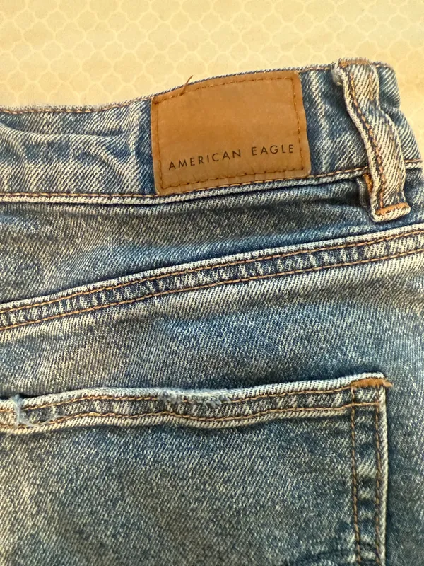 American Eagle Strigid Denim Mom Short Medium Tinted Indigo Distressed - Image 3