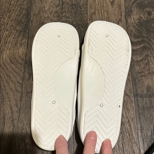 Women’s White Casual Shoes Size 8 - Image 3