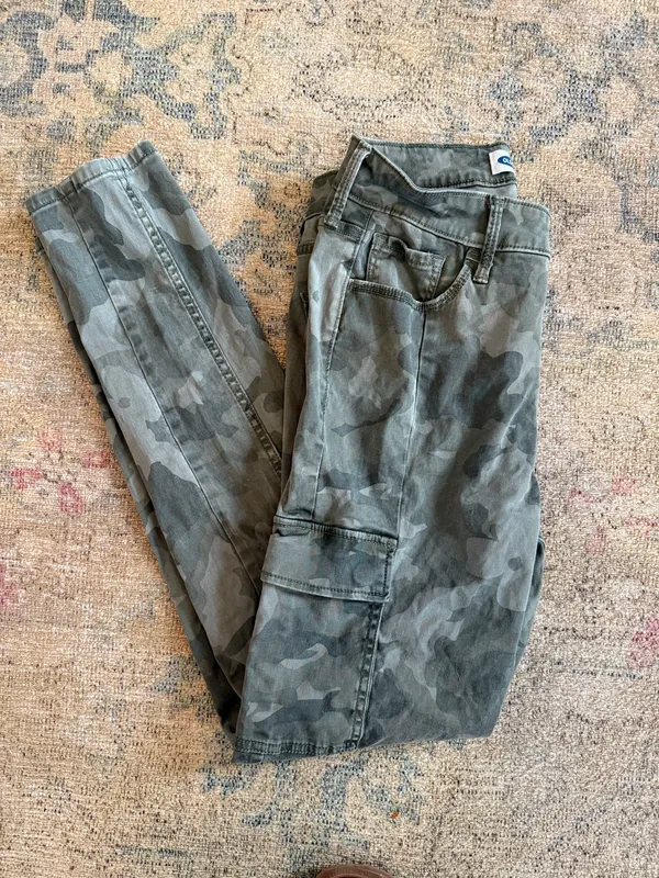 Old Navy Women’s Camouflage Skinny Stretchy Cargo Pants - Image 3