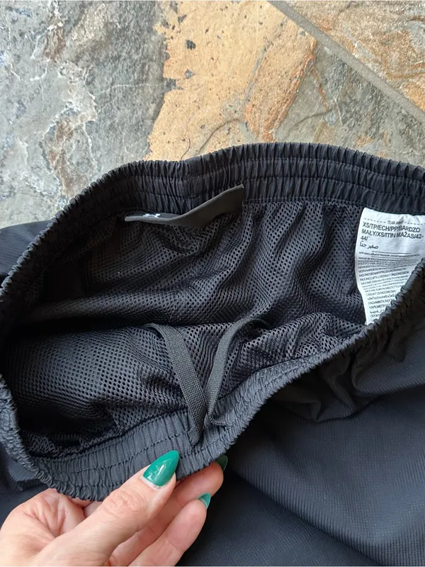 Under Armour Women's XS Black Woven Track Pants Mesh Lined Loose Fit Warmups - Image 6