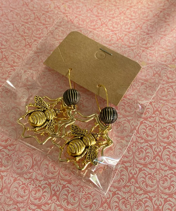 Handmade antique gold tone bee dangle earrings 🐝🖤 - Image 4