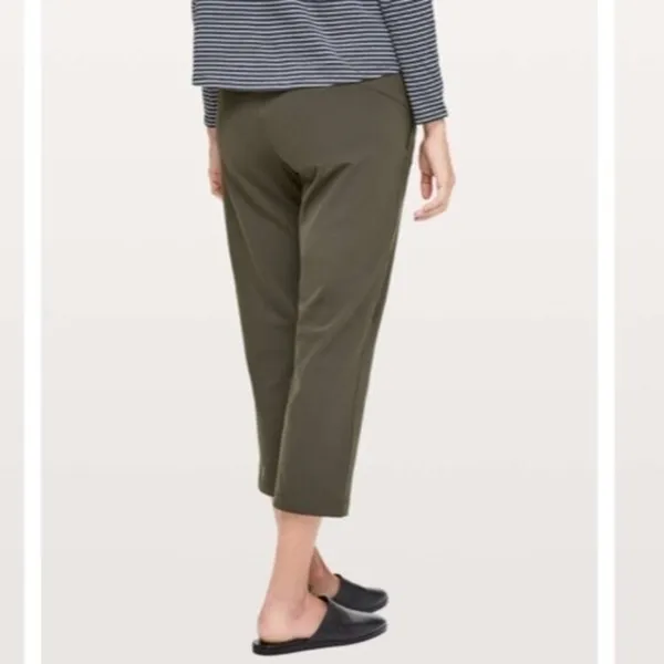 Lululemon On The Fly Crop 23 Dark Olive Luxtreme Travel Pants Size 6 - Image 15