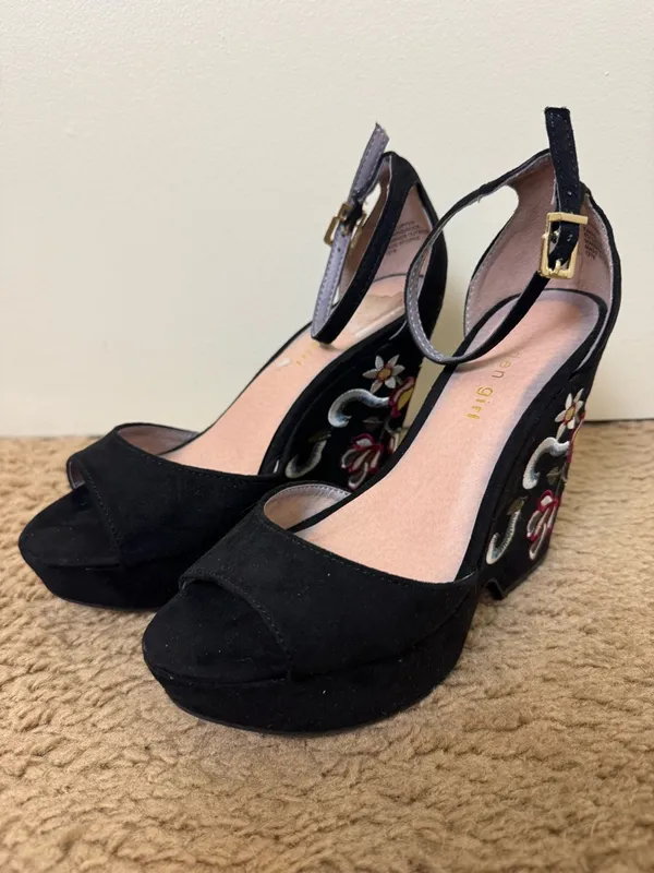 Madden Girl Warner Embroidered Wedge Sandals Size 7 - Image 4