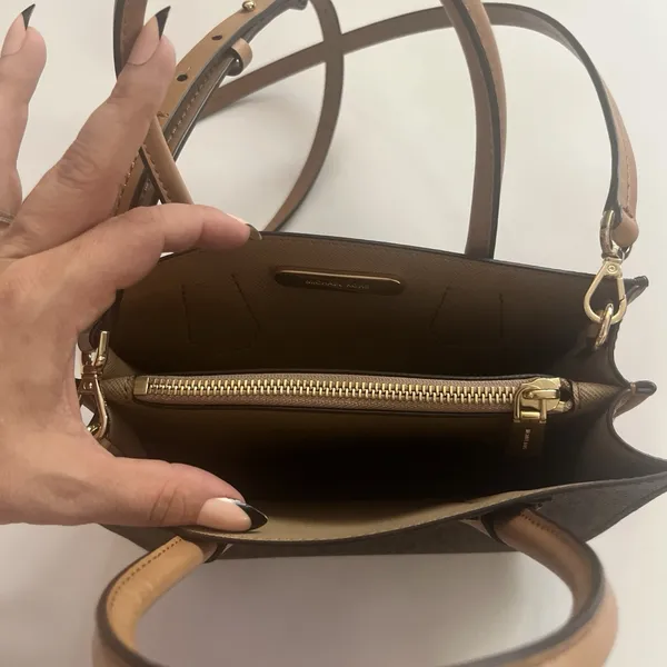 MICHAEL Michael Kors NWOT Mercer Shopper Crossbody Bag with removable strap. - Image 7