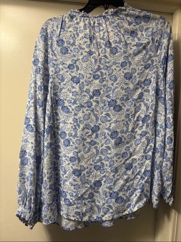 Old Navy Women'sBlue Floral Print LS Open Neck Long Sleeve brand new J - Image 5