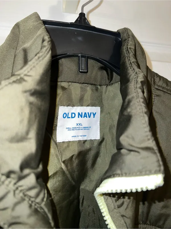 Old Navy Cropped Olive Green Sherpa Vest with Quilted Yoke and Zip Trim - Image 3