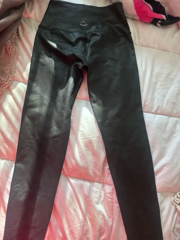 Beyond Yoga black shine  leggings - Image 7