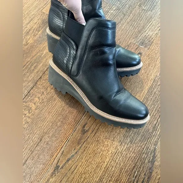 DV By Dolce Vita Rielle Lug Sole Chelsea Black Booties Size 9 - Image 2