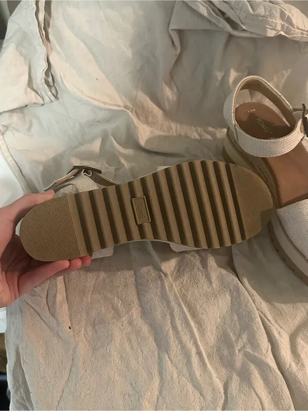 Toms Beige Platform Sandals with ankle straps size 8.5 fall spring brunch office - Image 3