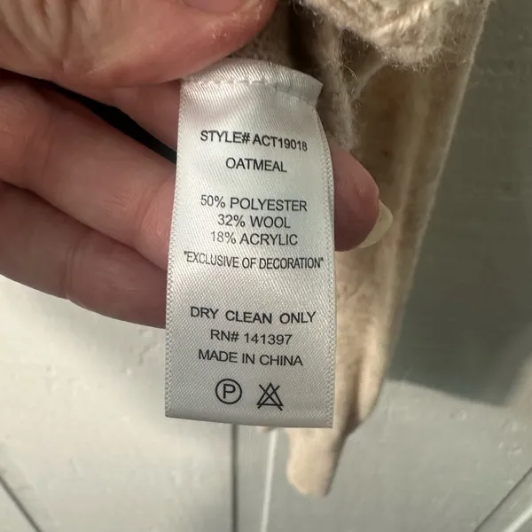 Astr Women’s Cream Tie Neck Sweater Size Medium EUC - Image 4