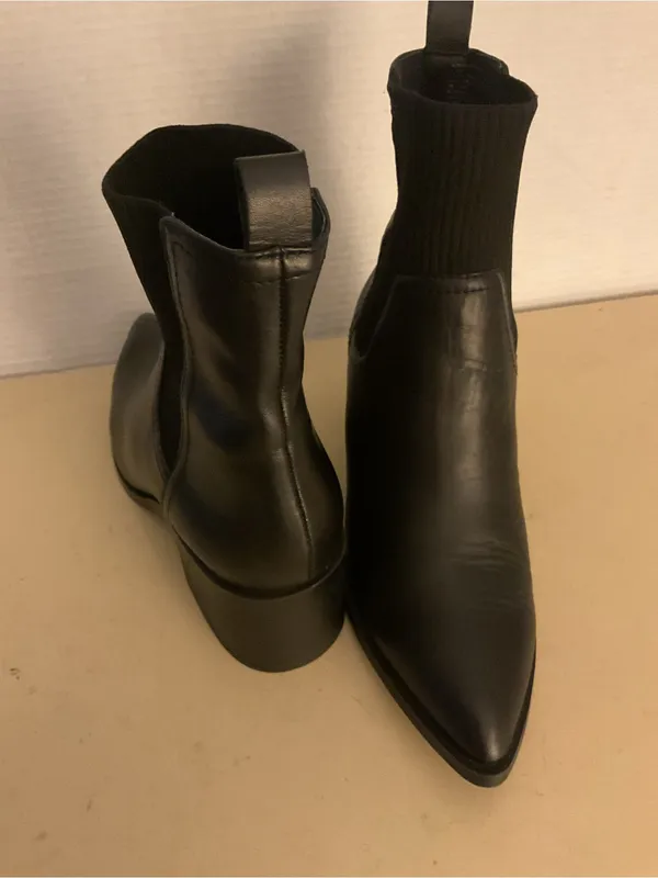 Steve Madden women black leather Chelsea short boots US 8.5 - Image 10