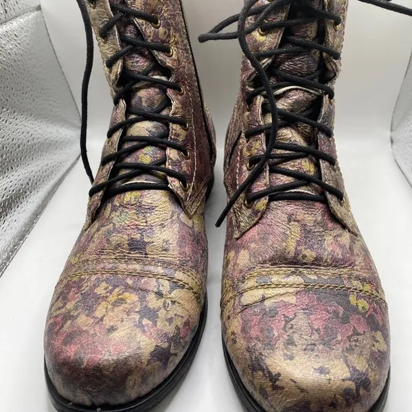 Heritage Women's Floral Boots Size 7.5 with zipper and lace - Image 2