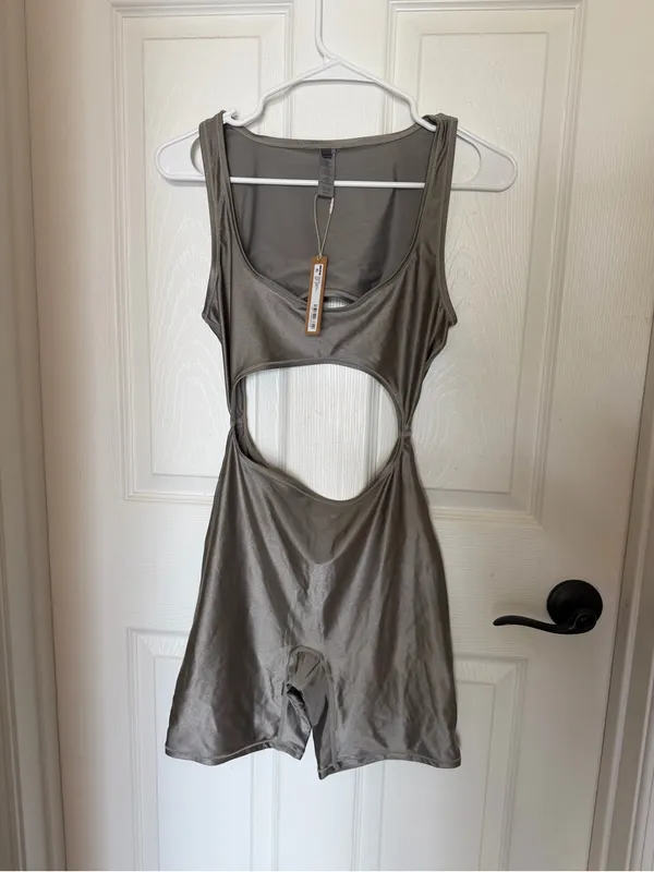 SKIMS Shine Swim Cut-Out Cycle Smoke NWT Small - Image 4