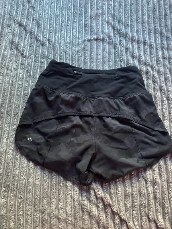 Lululemon Shorts Hotty Hot 4" - Image 3
