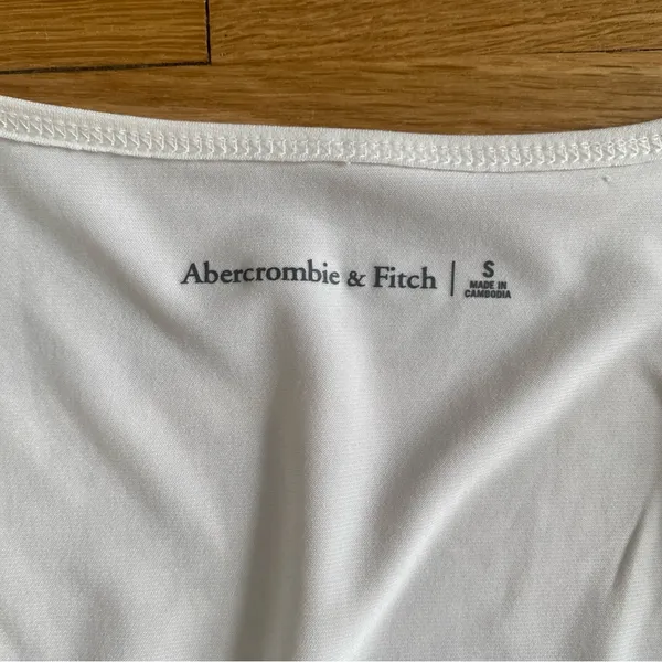 Abercrombie & Fitch Ivory keyhole ruched crop top - Image 5