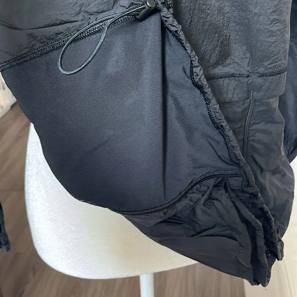 Lululemon windbreaker jacket in great condition. Size 8 - Image 4